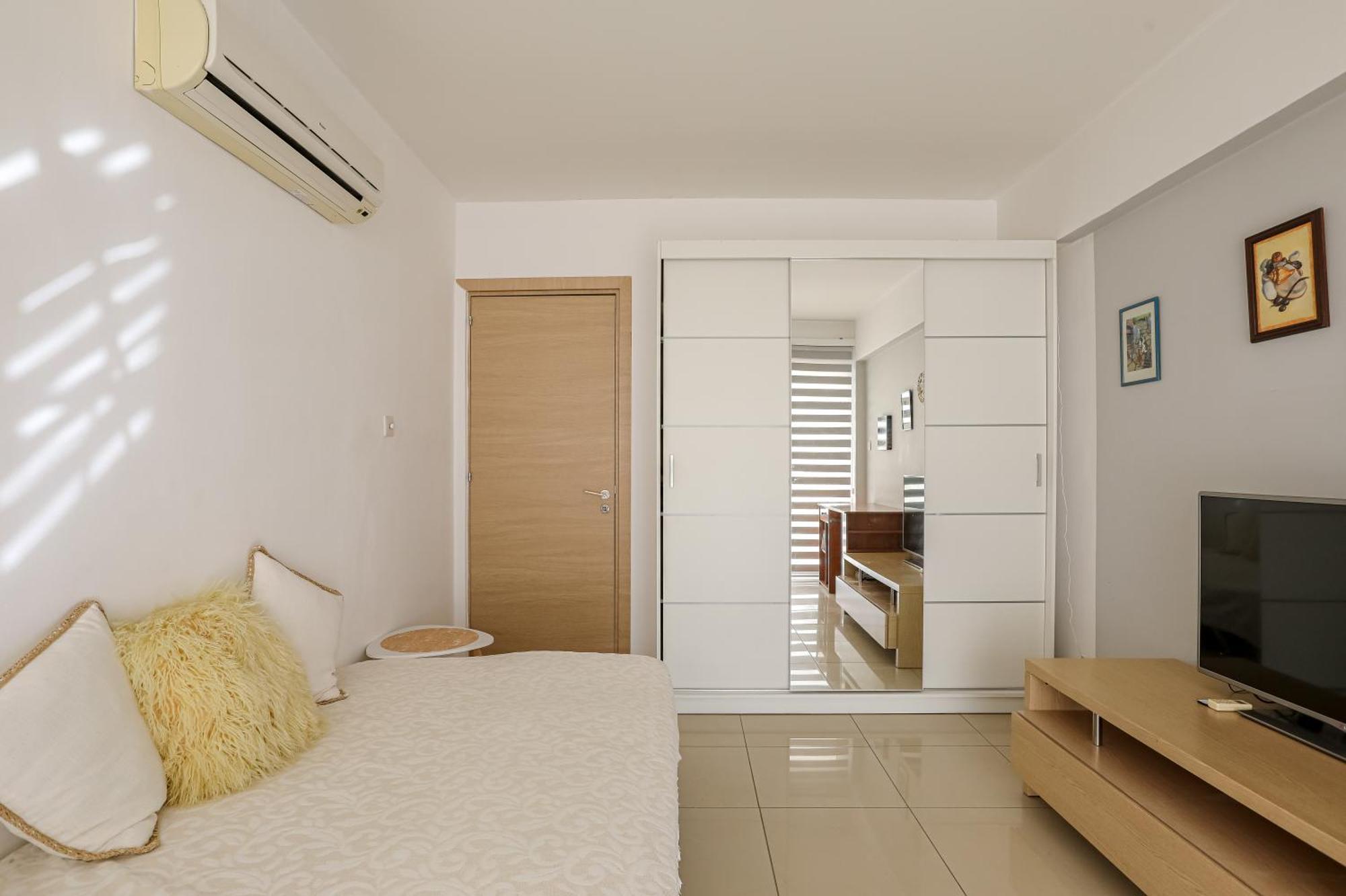 Lovely Bedroom In Shared Apartment Oroklini エクステリア 写真